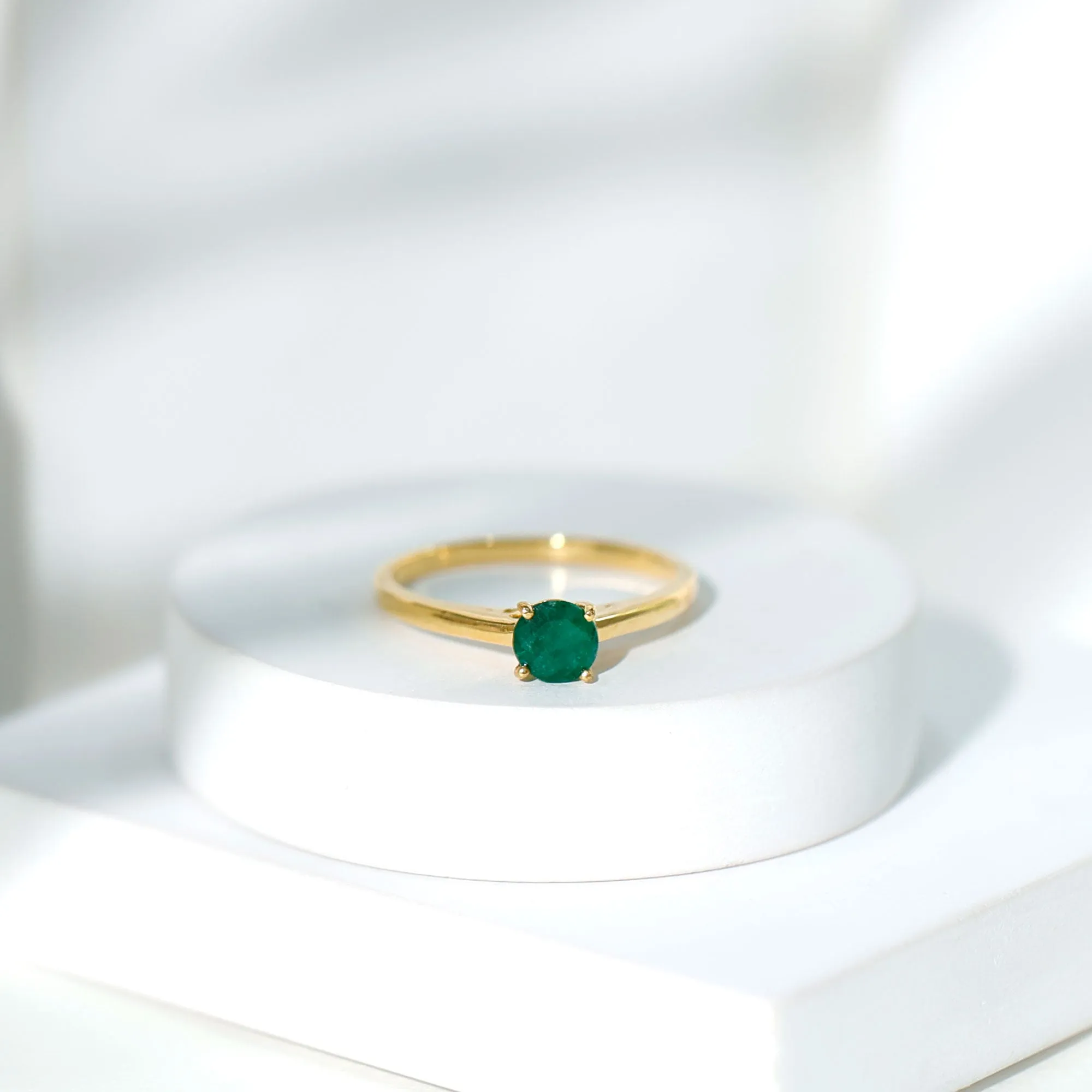 5 MM Simple Round Cut Solitaire Emerald Gold Ring