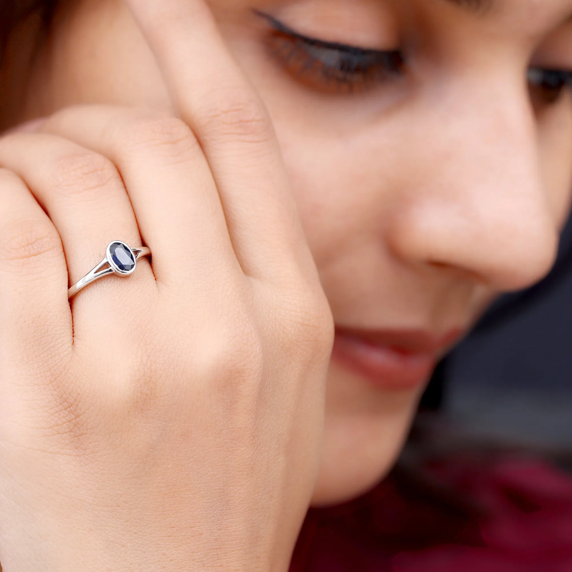 Oval Blue Sapphire Solitaire Engagement Ring in Split Shank