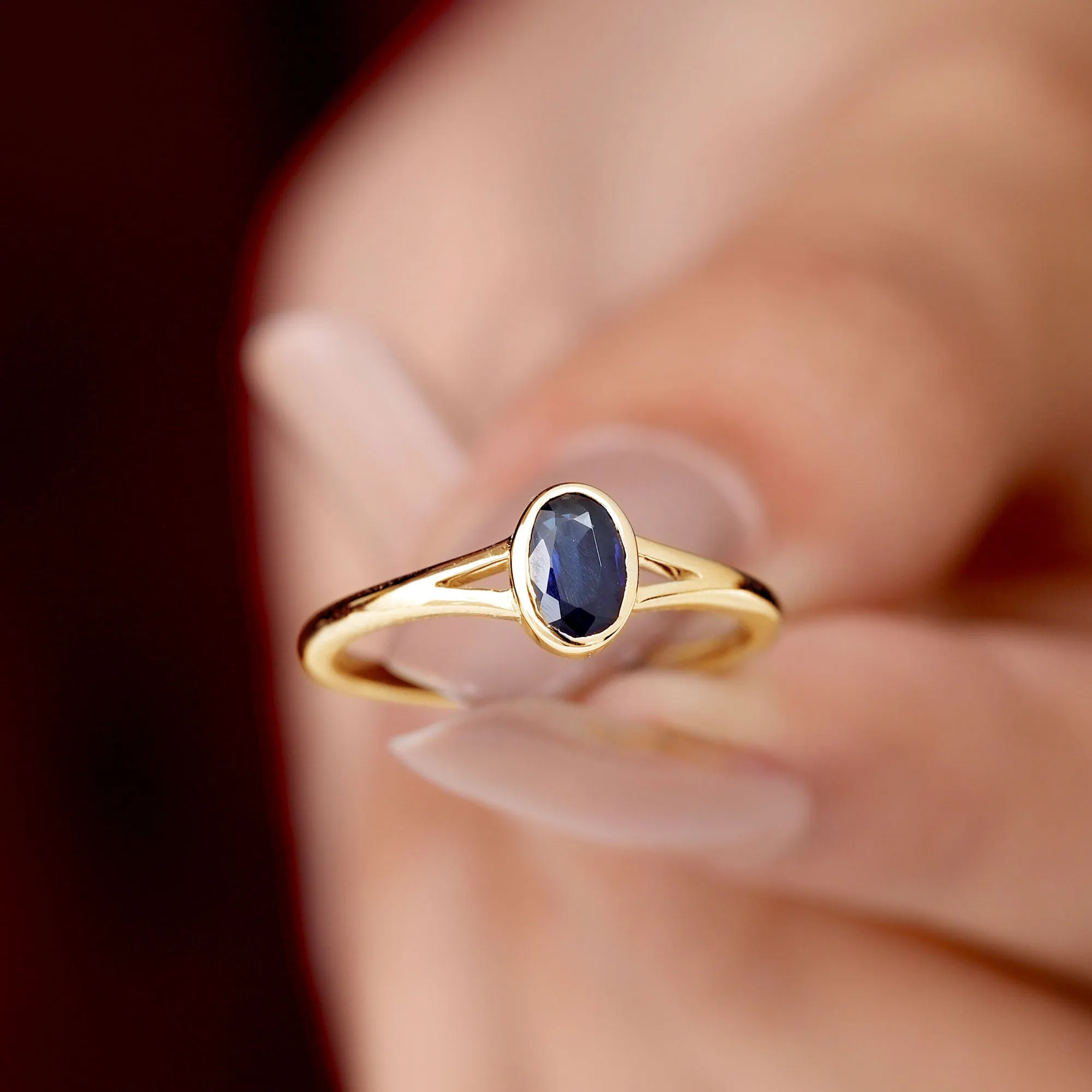 Oval Blue Sapphire Solitaire Engagement Ring in Split Shank