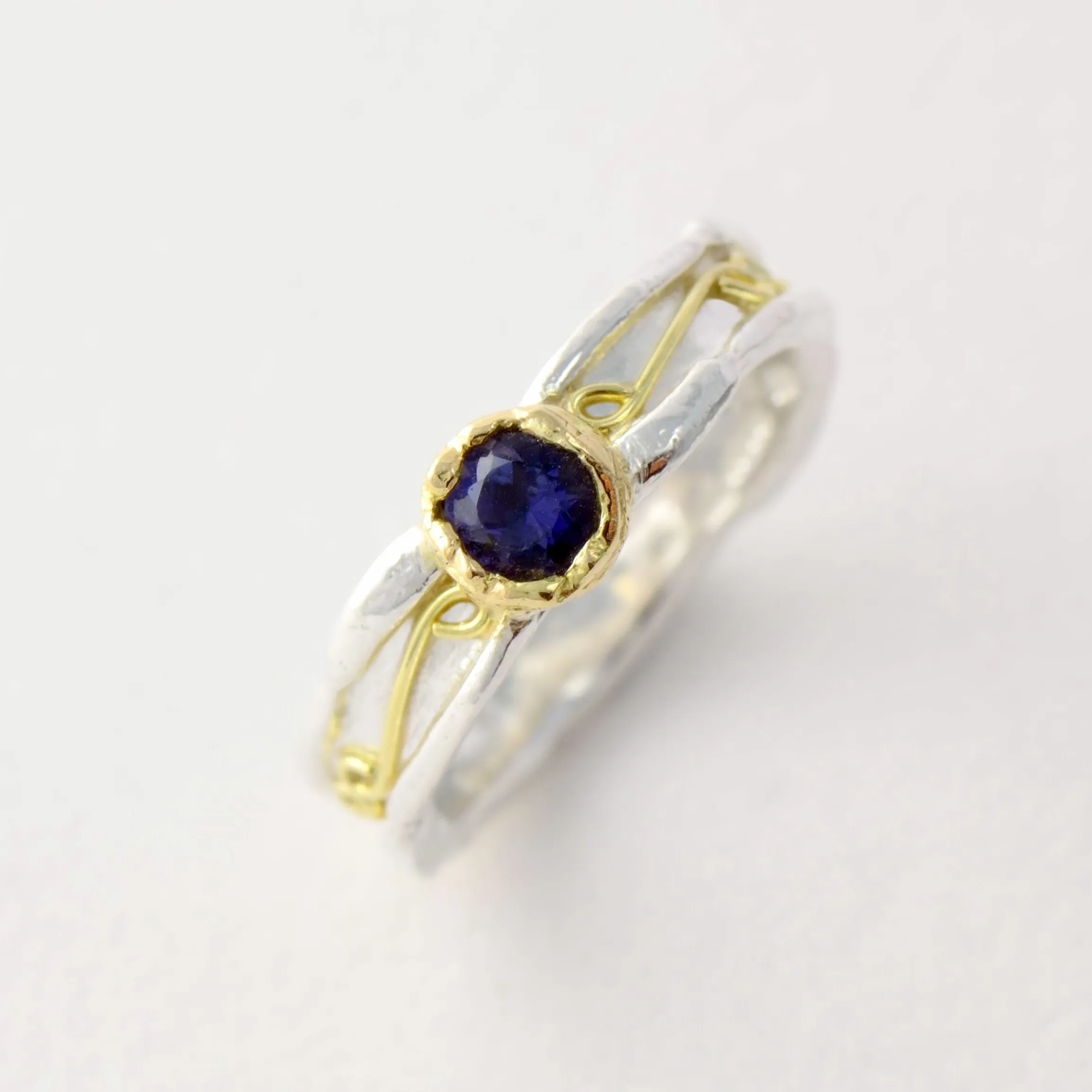 Solitaire patterned ring made in 18ct gold and silver - 5 mm wide with 4.5 mm round gemstone