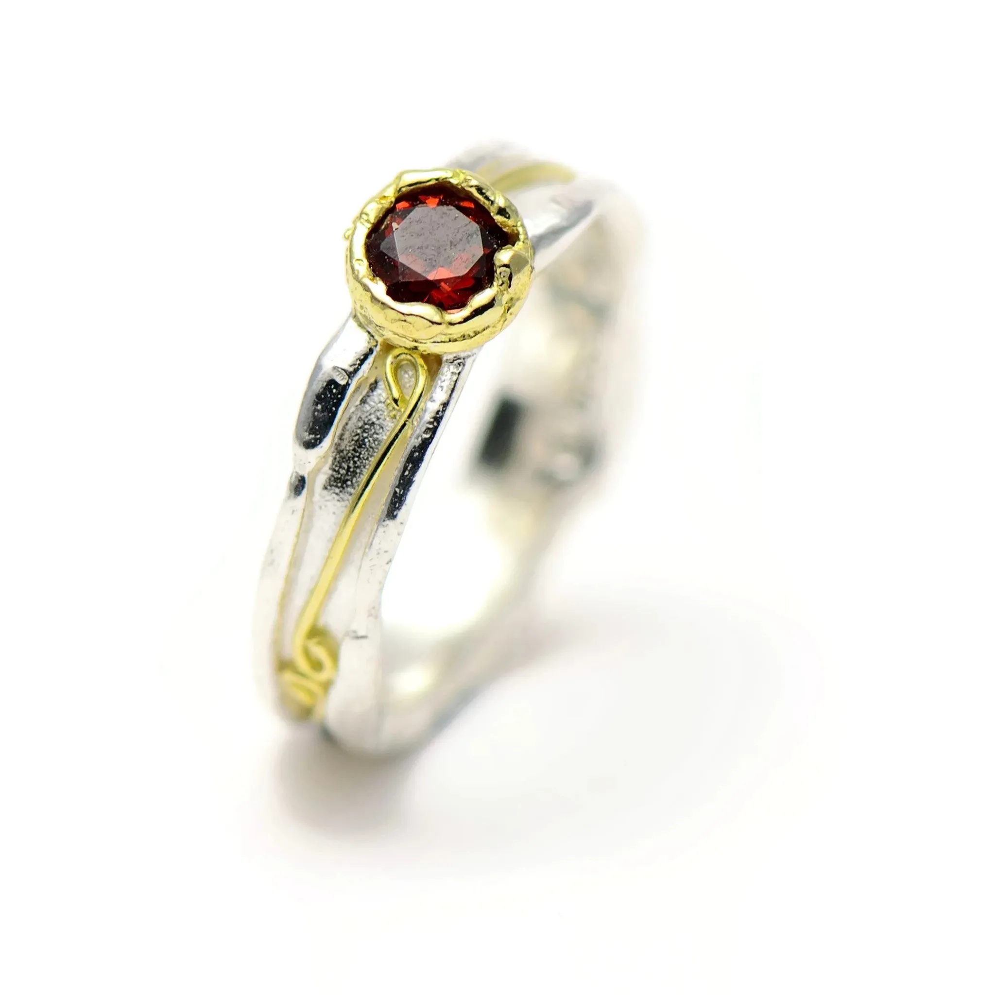 Solitaire patterned ring made in 18ct gold and silver - 5 mm wide with 4.5 mm round gemstone