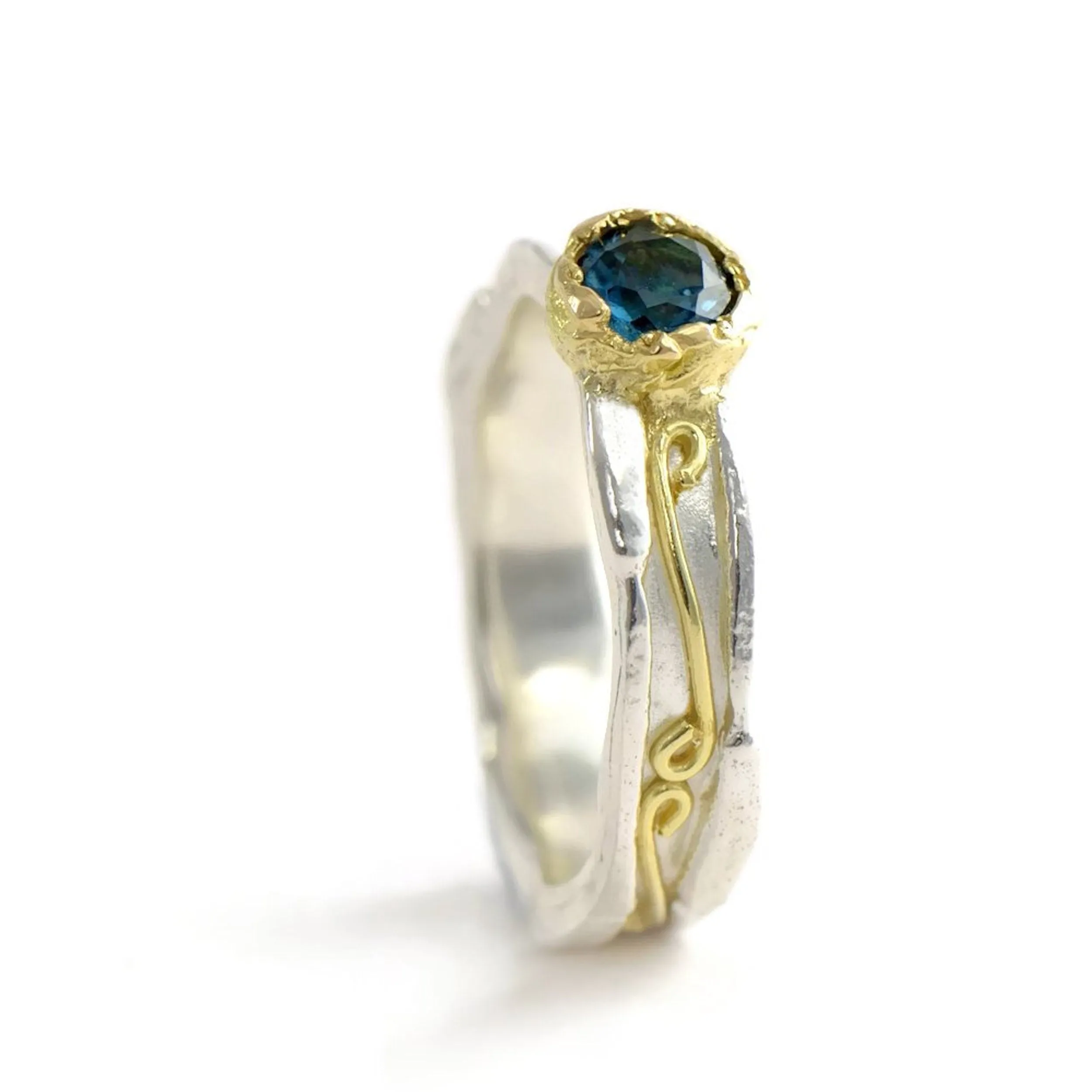 Solitaire patterned ring made in 18ct gold and silver - 5 mm wide with 4.5 mm round gemstone