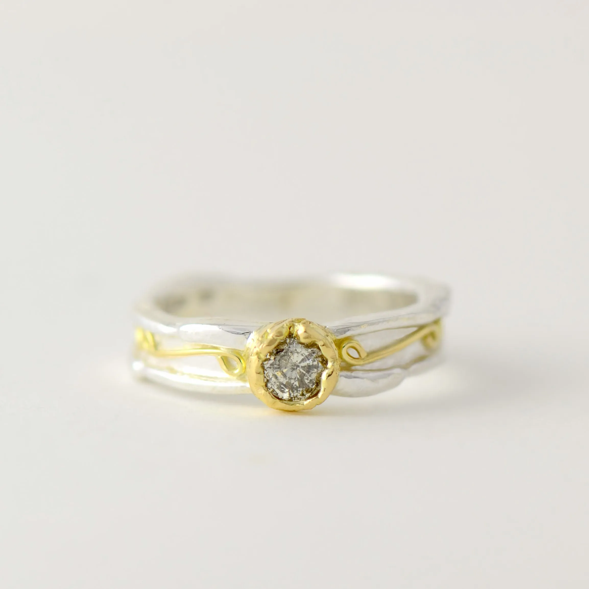 Solitaire patterned ring made in 18ct gold and silver - 5 mm wide with 4.5 mm round gemstone