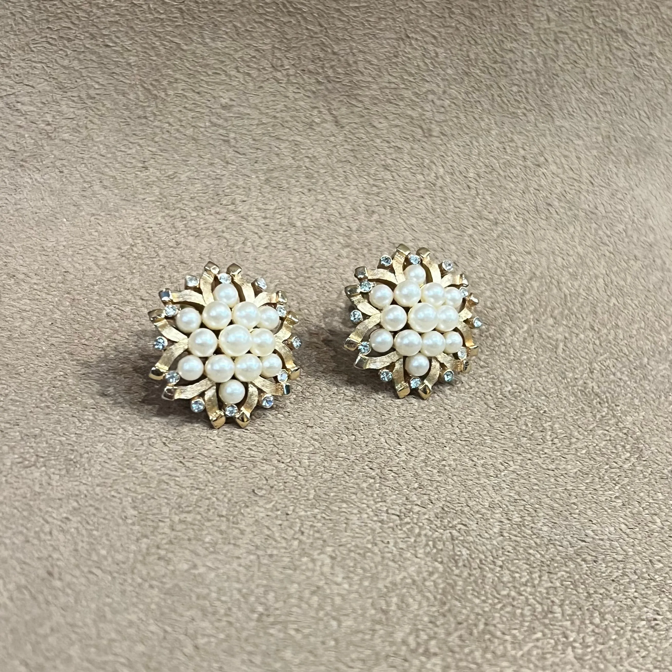 Trifari Pearl Vintage Round floral Clip On Earrings