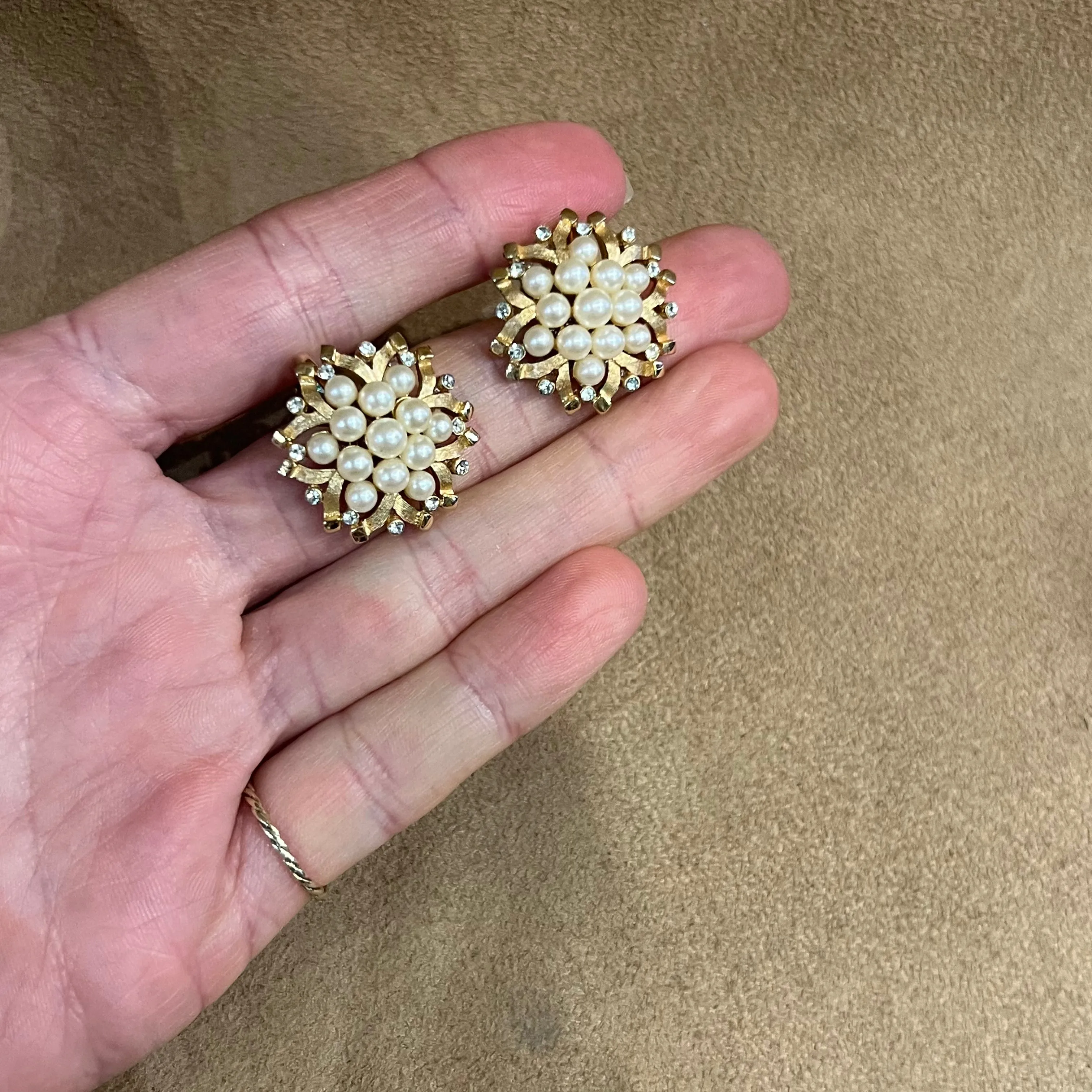 Trifari Pearl Vintage Round floral Clip On Earrings